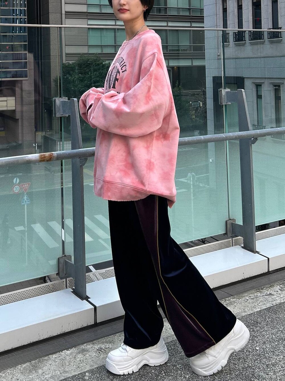 ピンク系のスウェットを着用したレディースの冬コーディネートの4枚目の写真