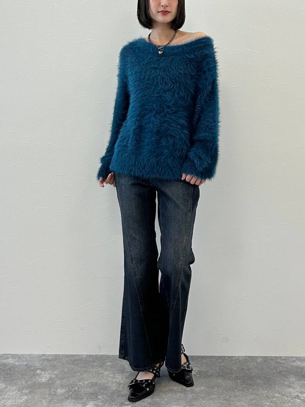 ブルー系のデニムパンツ、ブラック系のパンプス、ブルー系のニット/セーターを着用したレディースの秋コーディネートの2枚目の写真