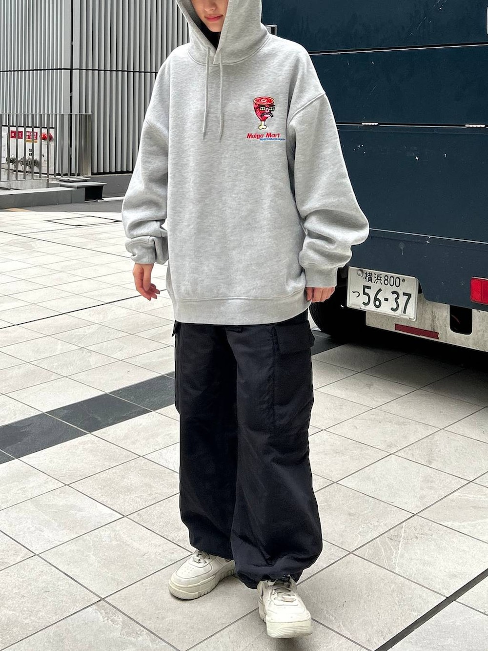 グレー系のスウェット、ブラック系のカーゴパンツを着用したレディースの冬コーディネートの5枚目の写真