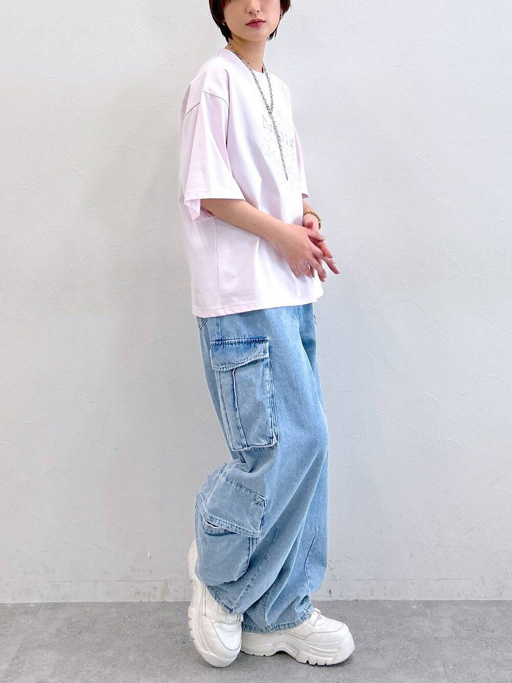 ピンク系のTシャツ/カットソー、ブルー系のデニムパンツ、シルバー系のネックレスを着用したレディースの夏コーディネートの4枚目の写真