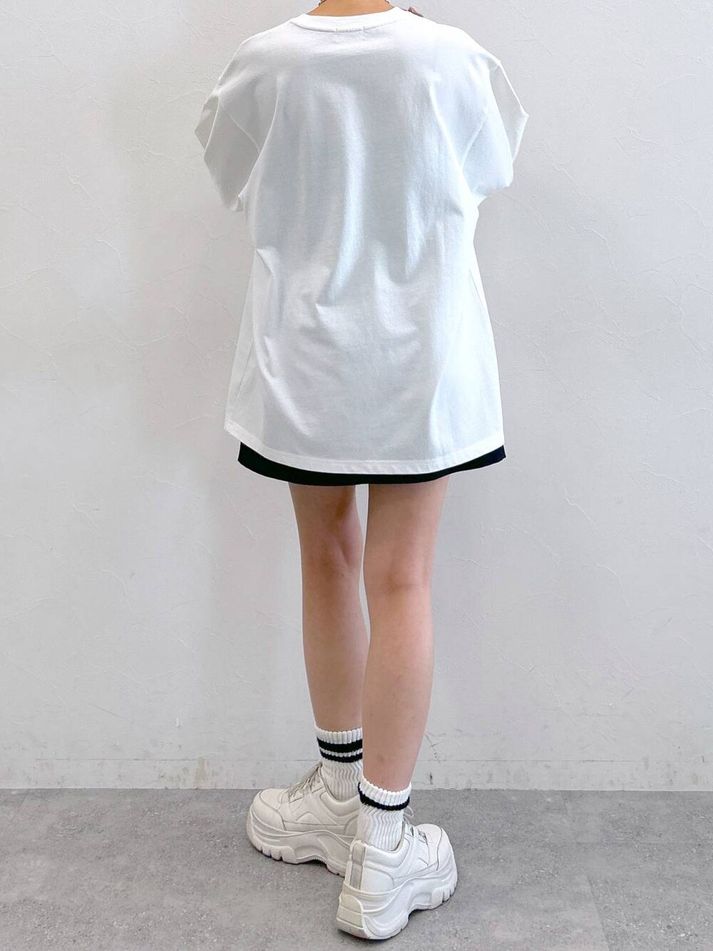 ホワイト系のTシャツ/カットソー、ブラック系のその他パンツ、シルバー系のネックレスを着用したレディースの春コーディネートの8枚目の写真