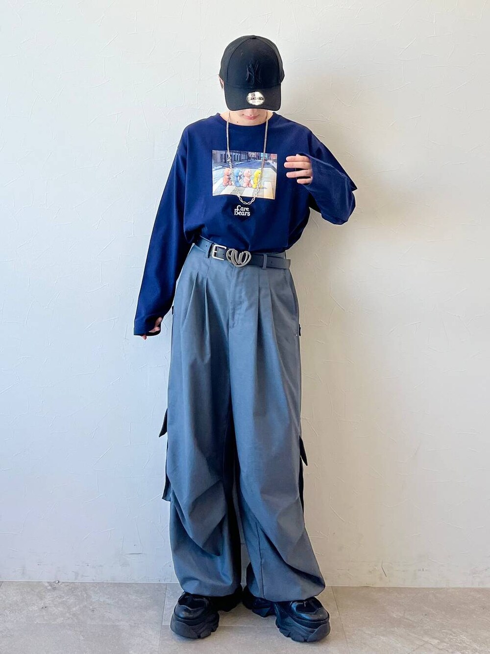 ブラック系のスニーカー、グレー系のカーゴパンツ、ブルー系のTシャツ/カットソーを着用したレディースの春コーディネートの2枚目の写真