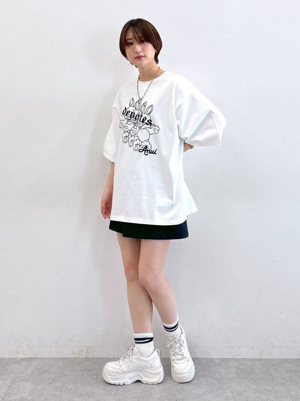 ホワイト系のTシャツ/カットソー、ブラック系のその他パンツ、シルバー系のネックレスを着用したレディースの春コーディネートの5枚目の写真