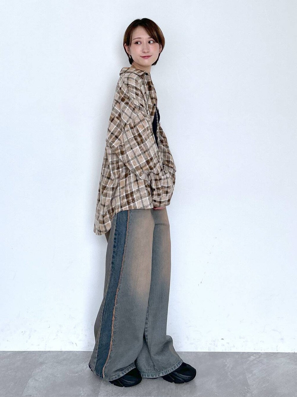 ブルー系のデニムパンツ、ブラウン系のシャツ/ブラウス、ブラック系のベルトを着用したレディースの夏コーディネートの6枚目の写真