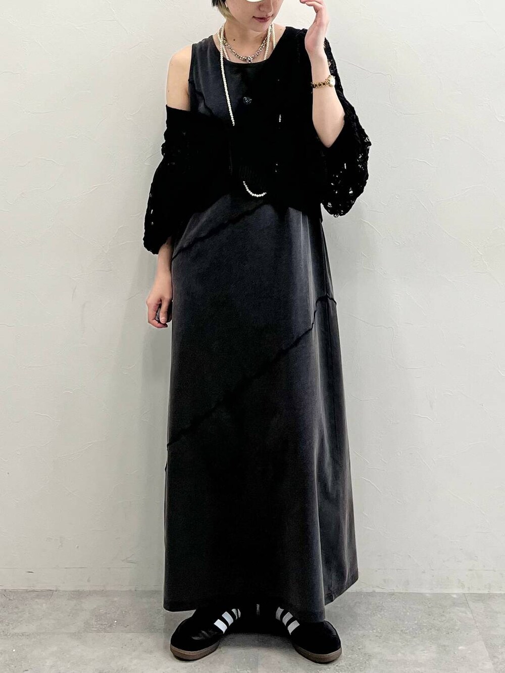 ブラック系のワンピース、ブラック系のスニーカー、ブラック系のカーディガン/ボレロを着用したレディースの春コーディネートの2枚目の写真