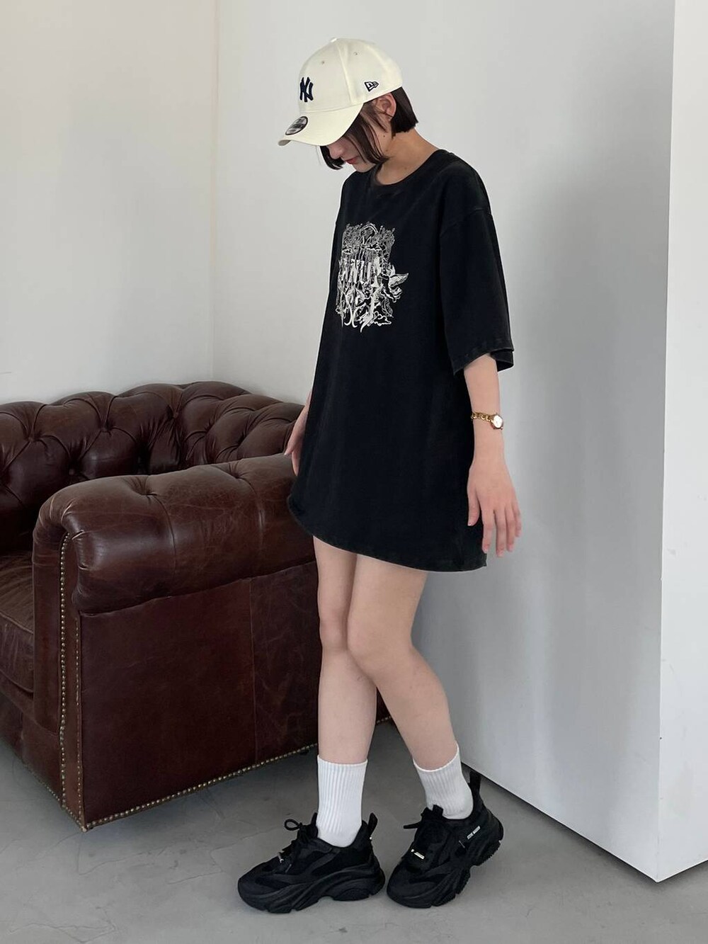 ブラック系のTシャツ/カットソー、ホワイト系のキャップを着用したレディースの夏コーディネートの5枚目の写真