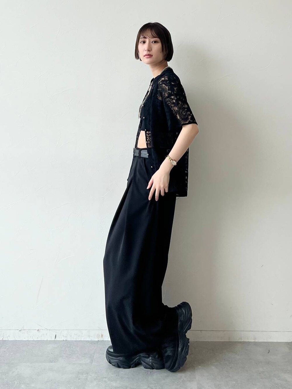 ブラック系のスニーカー、ブラック系のシャツ/ブラウス、ブラック系のキャミソールを着用したレディースの夏コーディネートの3枚目の写真