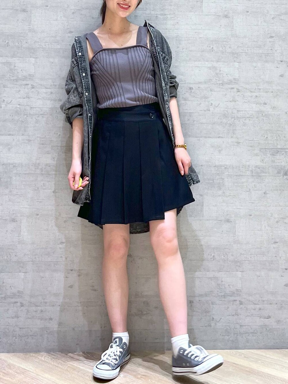 ブラック系のシャツ/ブラウス、グレー系のタンクトップ、ブラック系のその他パンツを着用したレディースの夏コーディネートの2枚目の写真