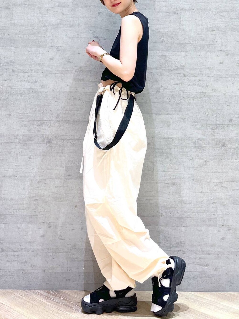 ホワイト系のその他パンツ、ブラック系のTシャツ/カットソー、ブラック系のキャップを着用したレディースの夏コーディネートの4枚目の写真