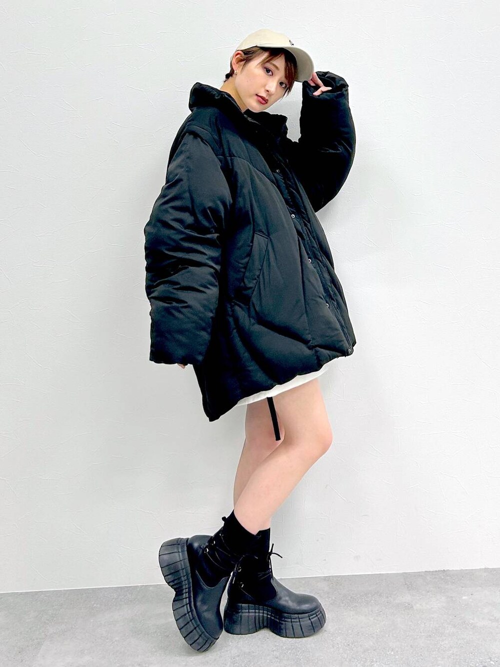 ブラック系のブルゾン、ブラック系のブーツ、ブラック系のスカートを着用したレディースの冬コーディネートの4枚目の写真