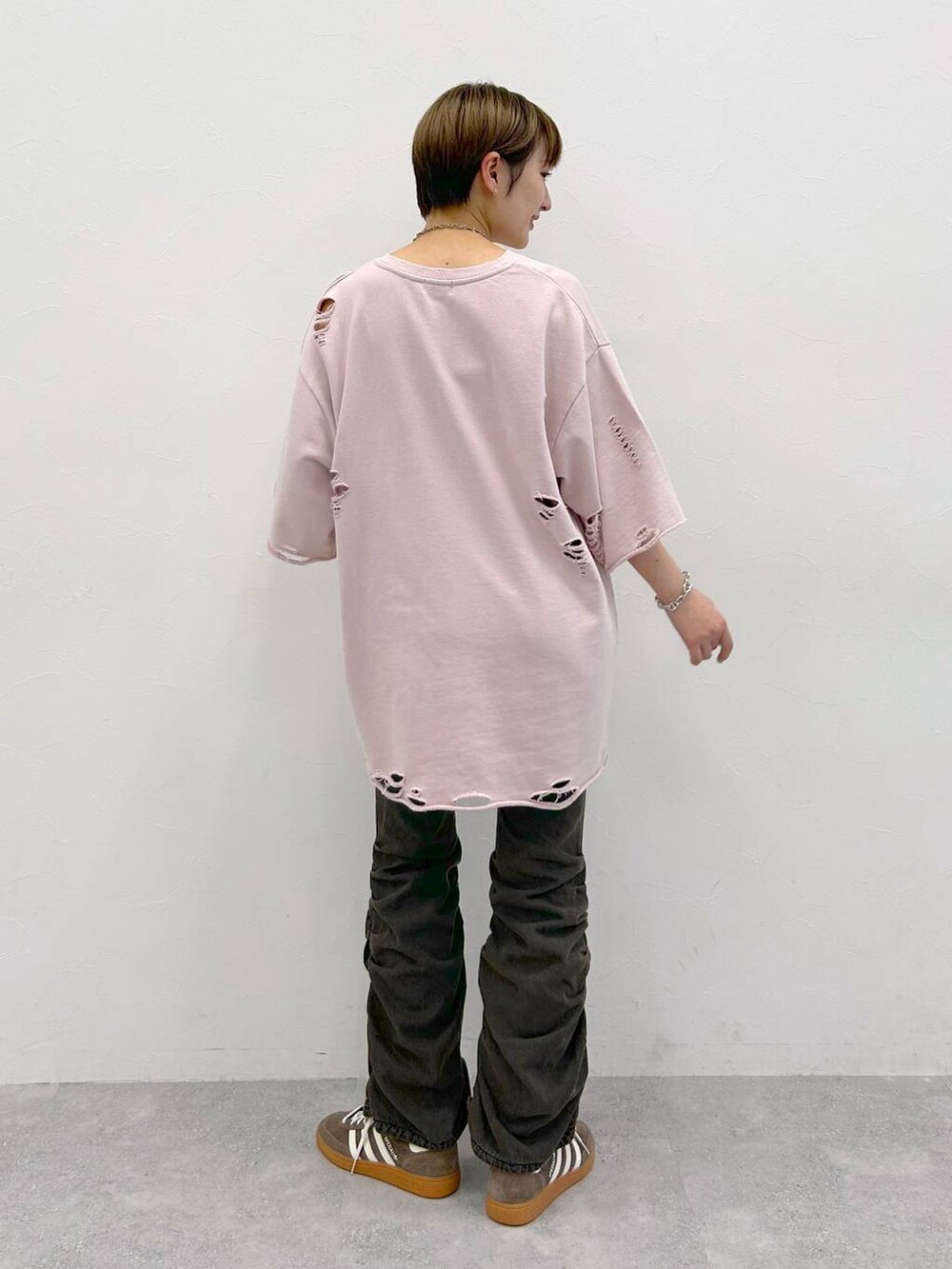 ブラック系のデニムパンツ、ピンク系のTシャツ/カットソー、シルバー系のネックレスを着用したレディースの夏コーディネートの8枚目の写真