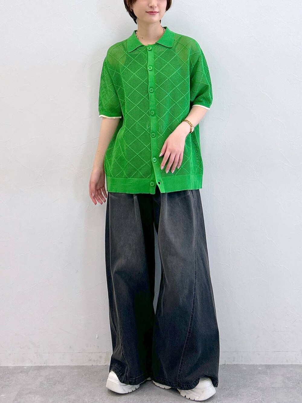 ブラック系のデニムパンツ、グリーン系のシャツ/ブラウスを着用したレディースの夏コーディネートの2枚目の写真