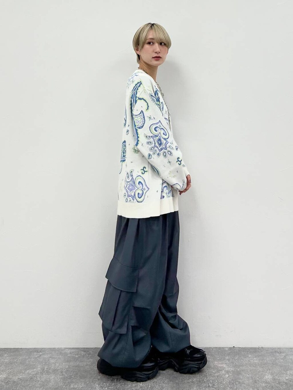 ブラック系のスニーカー、グレー系のカーゴパンツ、ホワイト系のTシャツ/カットソーを着用したレディースの冬コーディネートの5枚目の写真