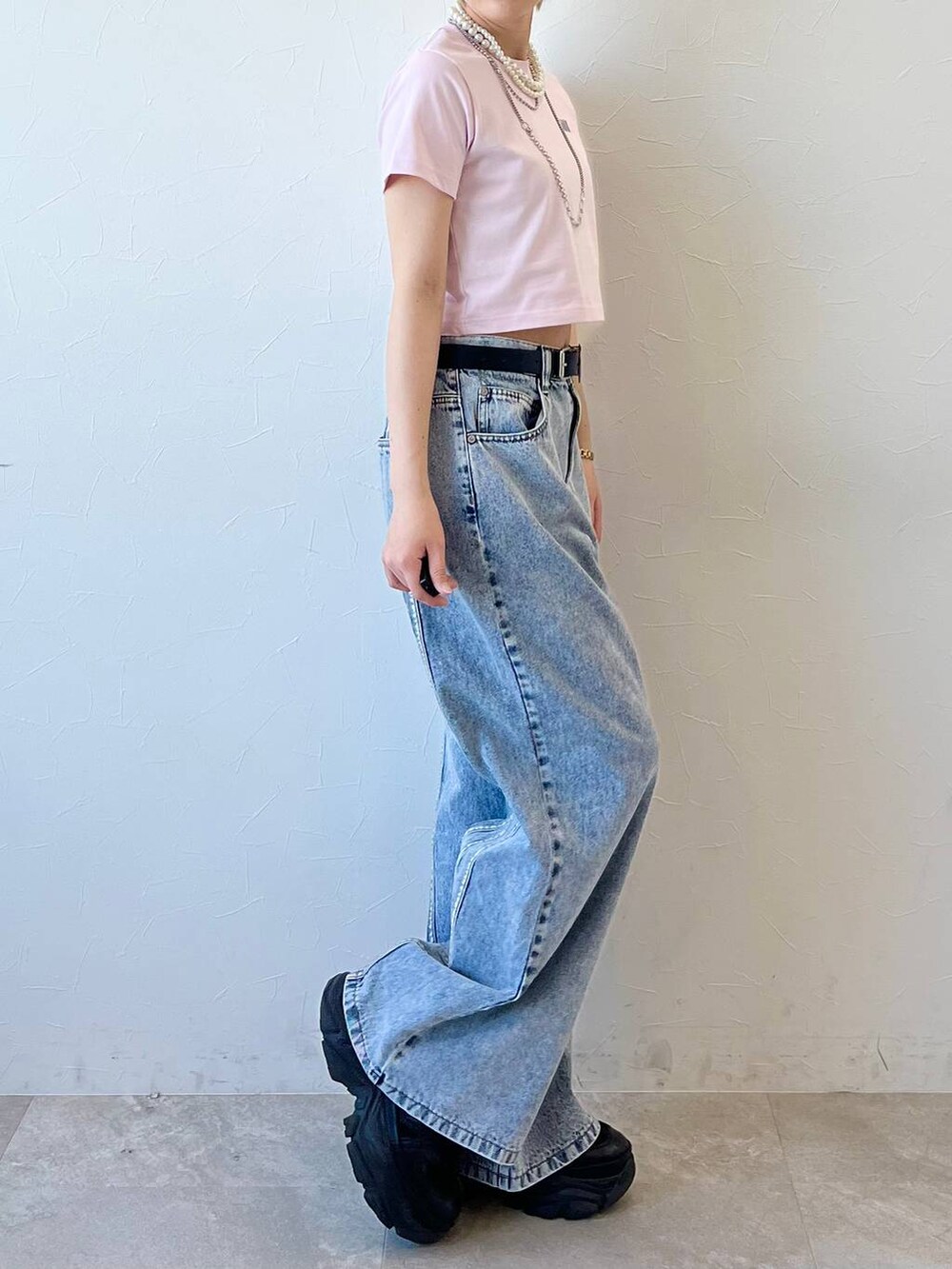 ブラック系のスニーカー、ブラック系のデニムパンツ、ピンク系のTシャツ/カットソーを着用したレディースの春コーディネートの7枚目の写真