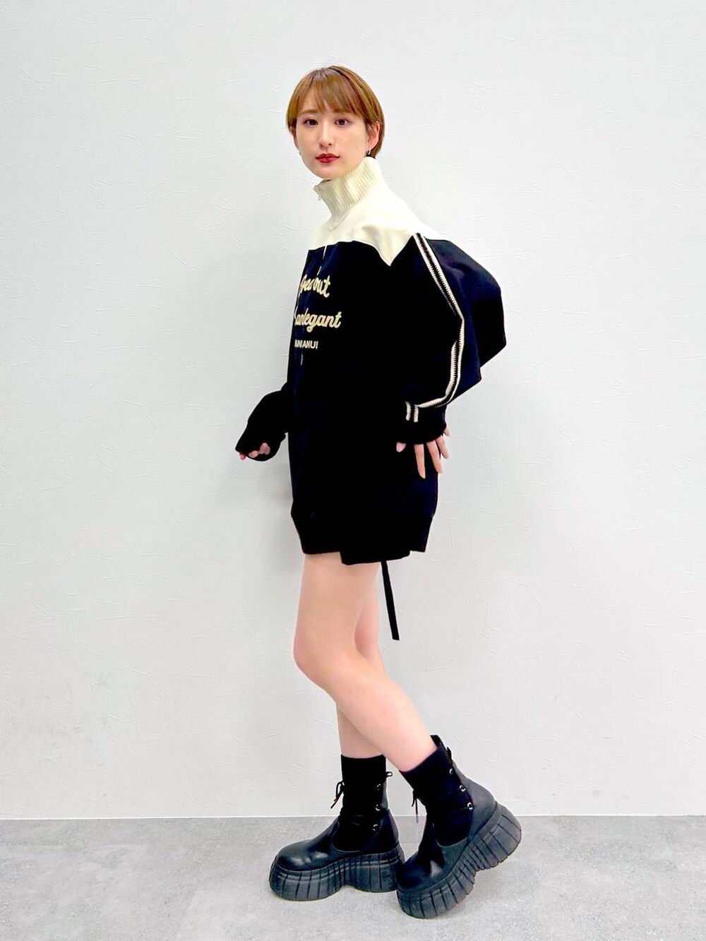 ブラック系のブーツ、ブラック系のスカート、ブラック系のスウェットを着用したレディースの冬コーディネートの3枚目の写真