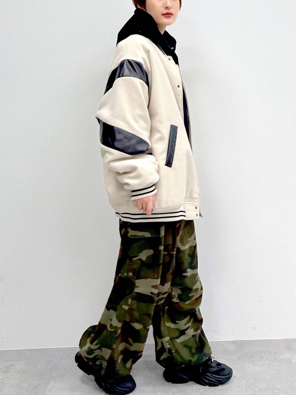 ブラック系のパーカー、グリーン系のその他パンツ、ベージュ系のスタジャンを着用したレディースの冬コーディネートの6枚目の写真