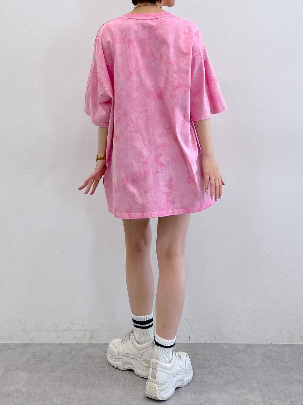 ピンク系のTシャツ/カットソー、ブラック系のその他パンツ、シルバー系のネックレスを着用したレディースの夏コーディネートの7枚目の写真