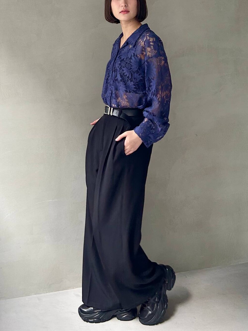 ブラック系のキャミソール、ブラック系のスラックス、ブラック系のスニーカーを着用したレディースの夏コーディネートの4枚目の写真