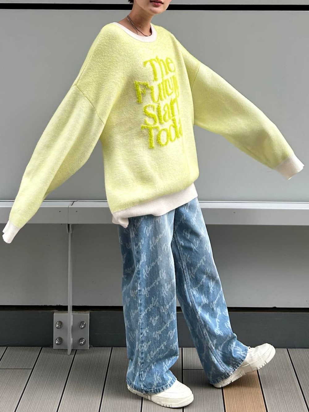 ブルー系のデニムパンツ、ホワイト系のニット/セーターを着用したレディースの冬コーディネートの6枚目の写真