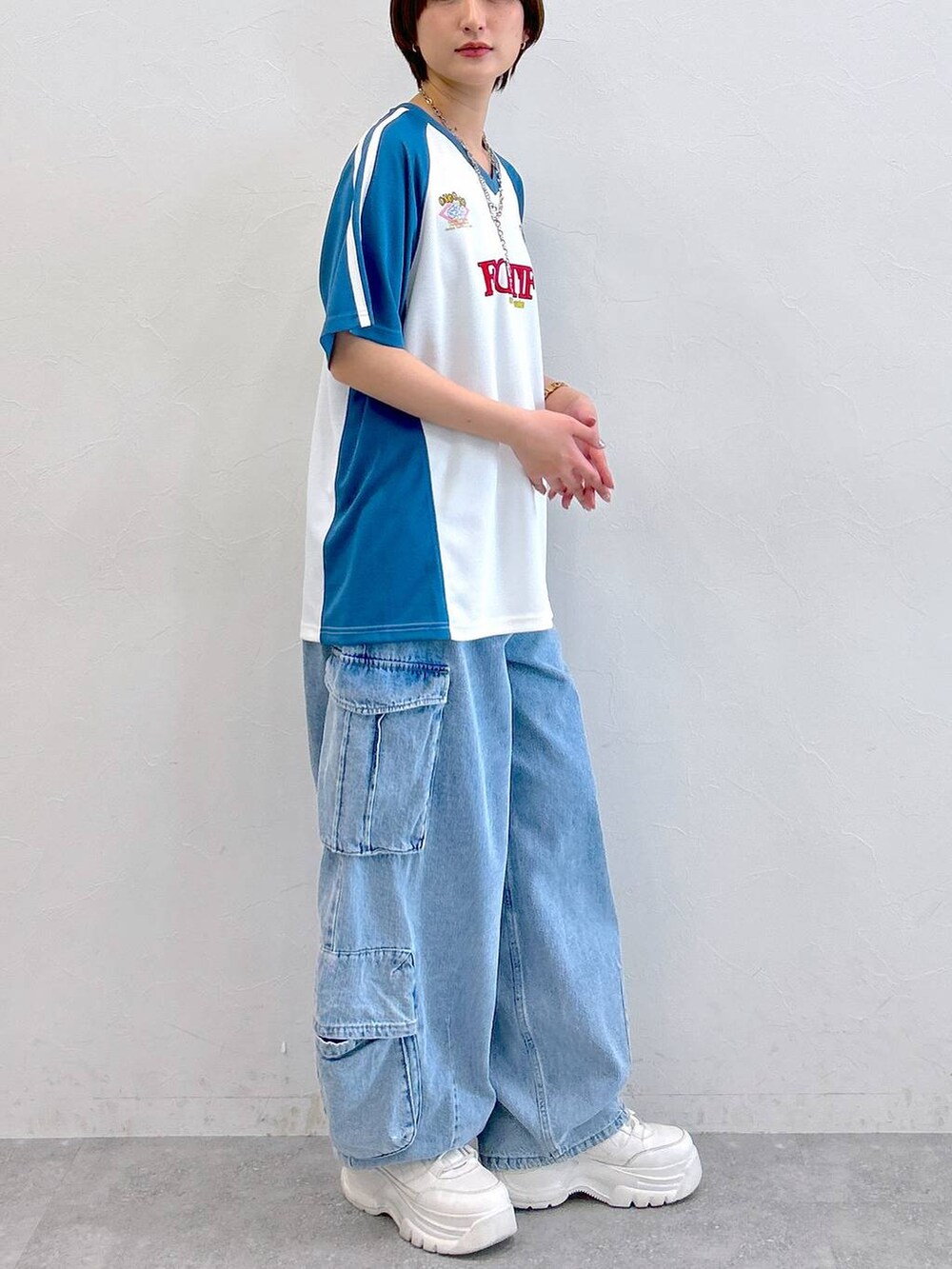 ホワイト系のTシャツ/カットソー、ブルー系のデニムパンツ、シルバー系のネックレスを着用したレディースの夏コーディネートの5枚目の写真