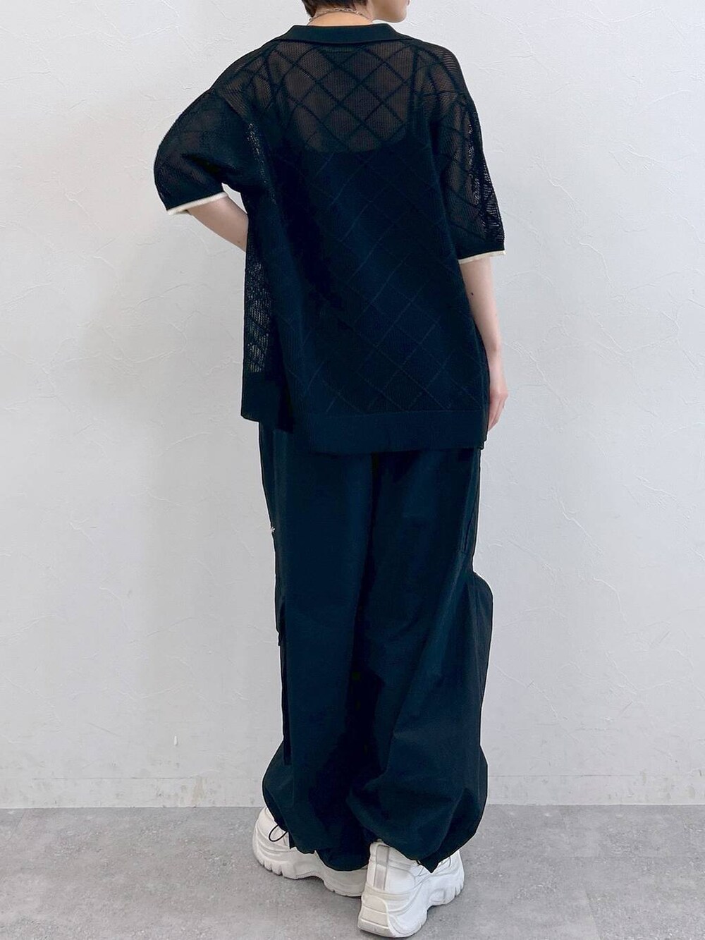 ブラック系のカーゴパンツ、ブラック系のシャツ/ブラウス、ブラック系のベルトを着用したレディースの夏コーディネートの8枚目の写真