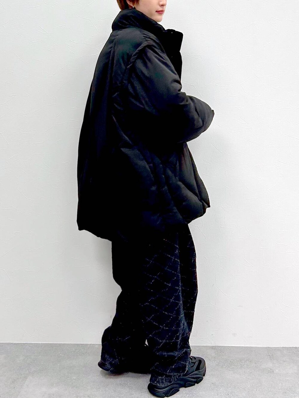 ブラック系のブルゾン、ブラック系のデニムパンツを着用したレディースの春コーディネートの4枚目の写真