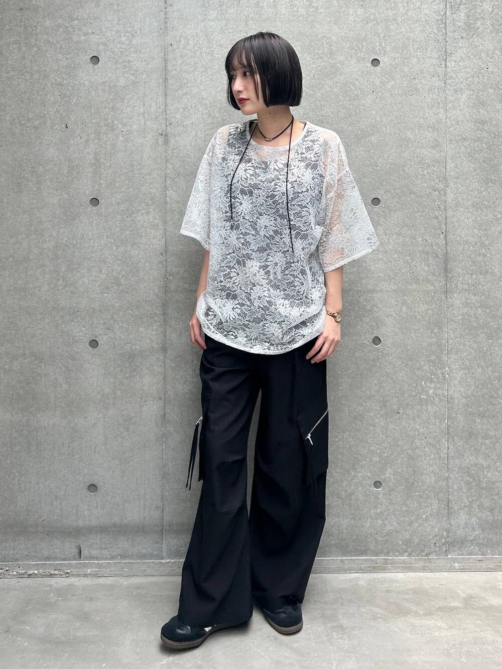 ブラック系のカーゴパンツ、ブラック系のタンクトップ、シルバー系のTシャツ/カットソーを着用したレディースの夏コーディネートの2枚目の写真