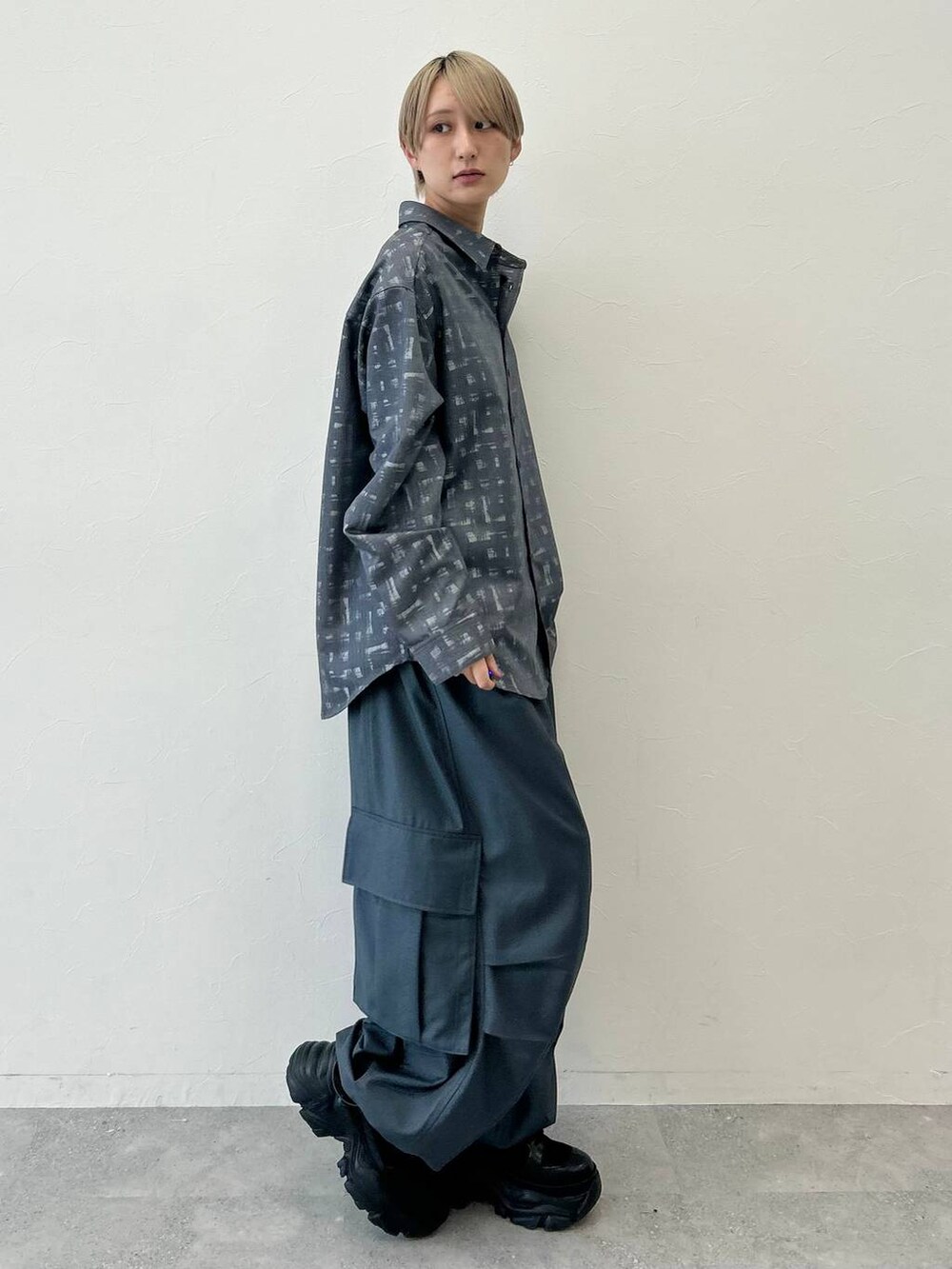 ブラック系のブーツ、ブラック系のシャツ/ブラウス、グレー系のカーゴパンツを着用したレディースの秋コーディネートの5枚目の写真