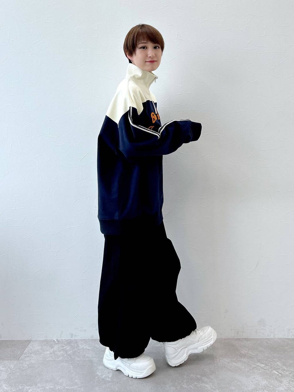 ブラック系のその他パンツ、ブルー系のスウェットを着用したレディースの冬コーディネートの5枚目の写真