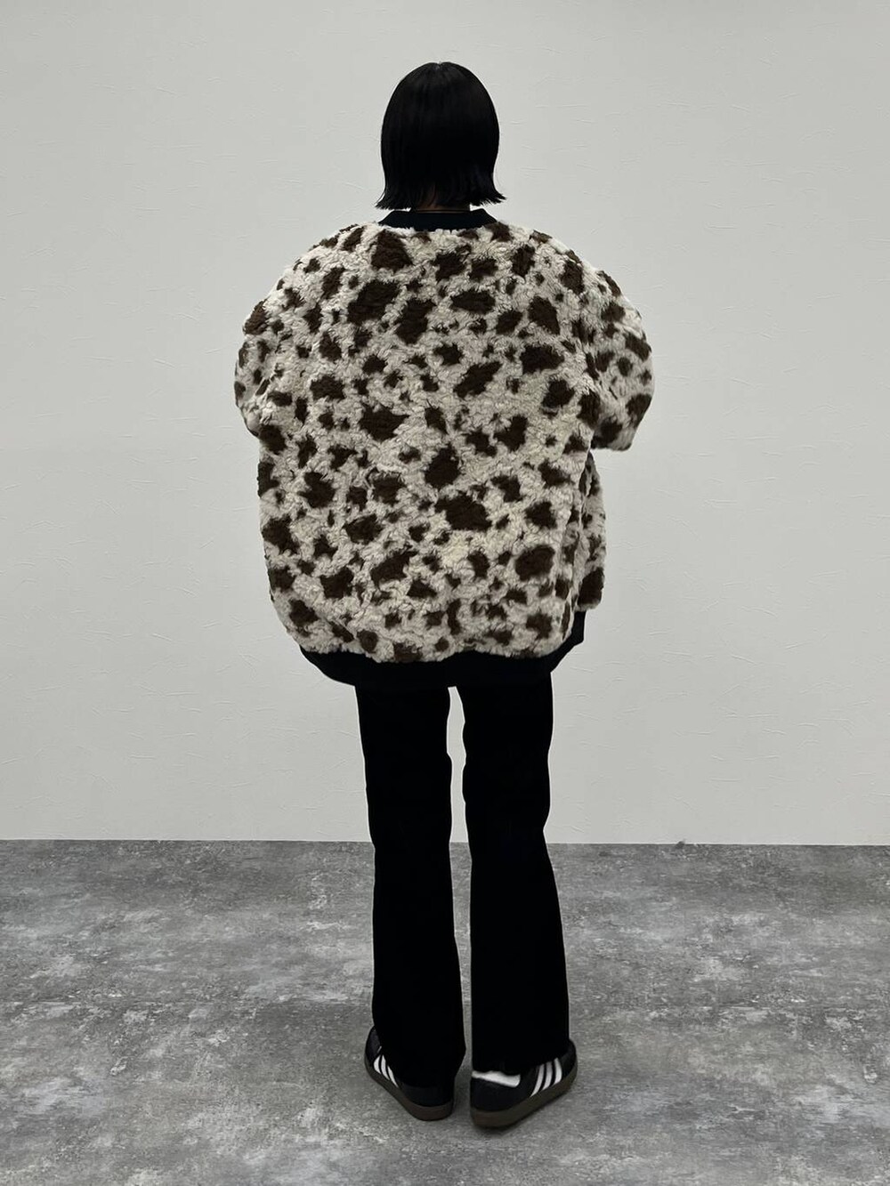 ブラック系のデニムパンツ、その他のブルゾン、ブラック系のベルトを着用したレディースの夏コーディネートの8枚目の写真