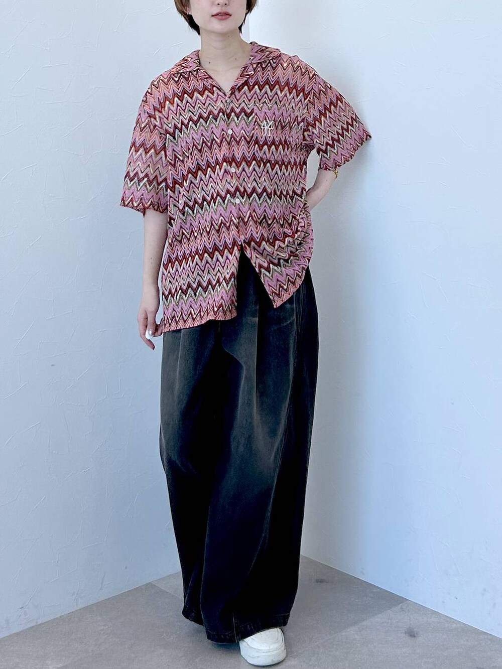 ピンク系のシャツ/ブラウス、ブルー系のデニムパンツを着用したレディースの春コーディネートの2枚目の写真