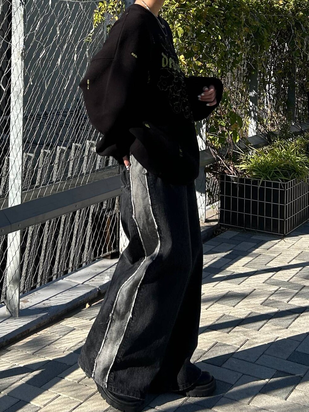 ブラック系のニット/セーターを着用したレディースの秋コーディネートの5枚目の写真