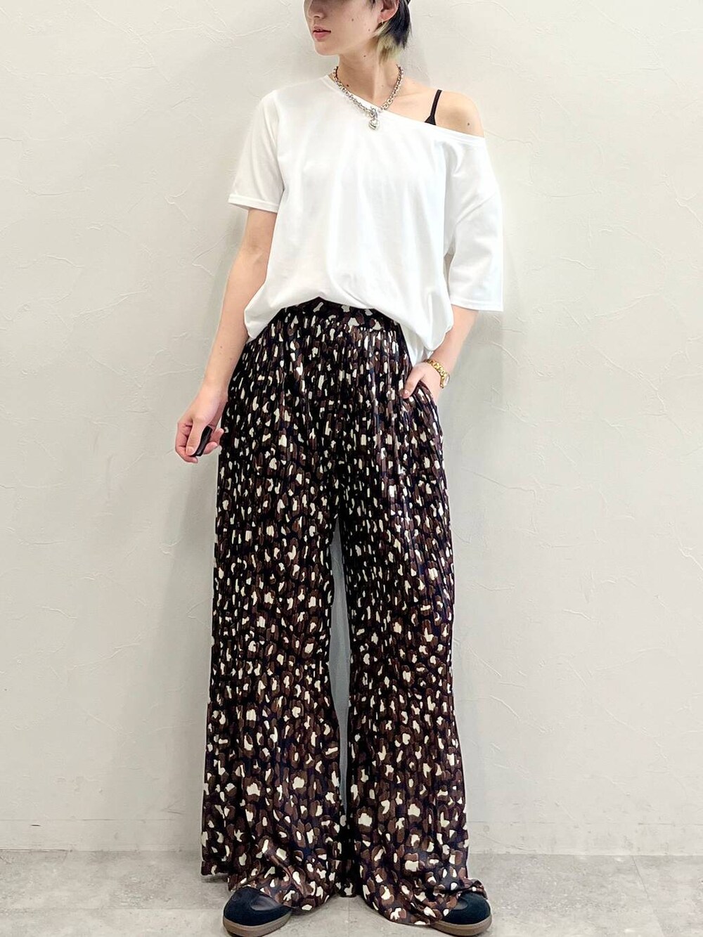 ブラック系のキャミソール、ブラック系のスニーカー、その他のその他パンツを着用したレディースの春コーディネートの3枚目の写真