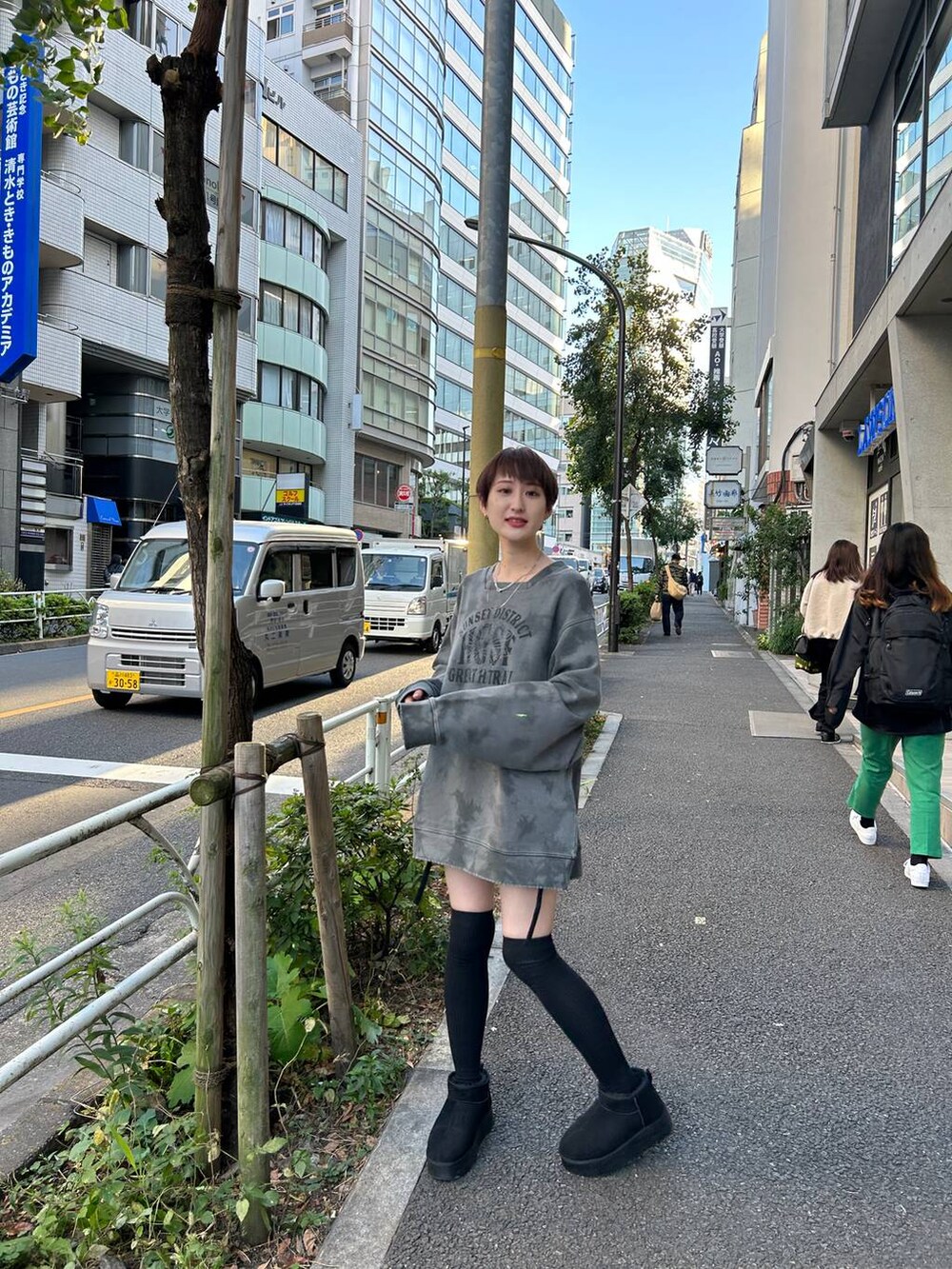 ブラック系のブーツ、ブラック系のスカート、グレー系のスウェットを着用したレディースの冬コーディネートの8枚目の写真