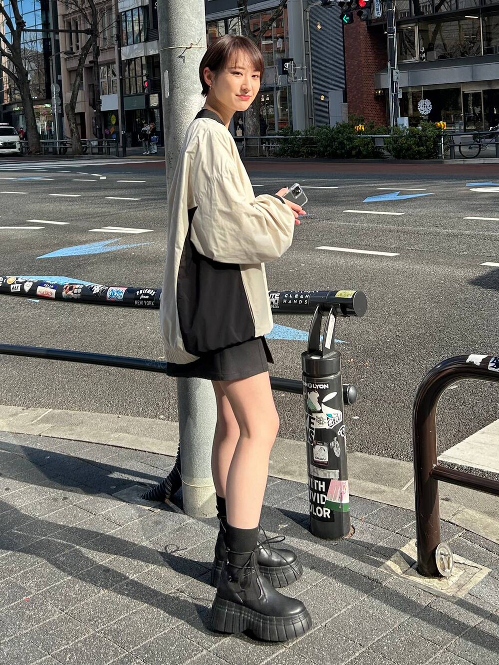 ホワイト系のその他トップス、ブラック系のブーツ、ブラック系のその他パンツを着用したレディースの春コーディネートの5枚目の写真