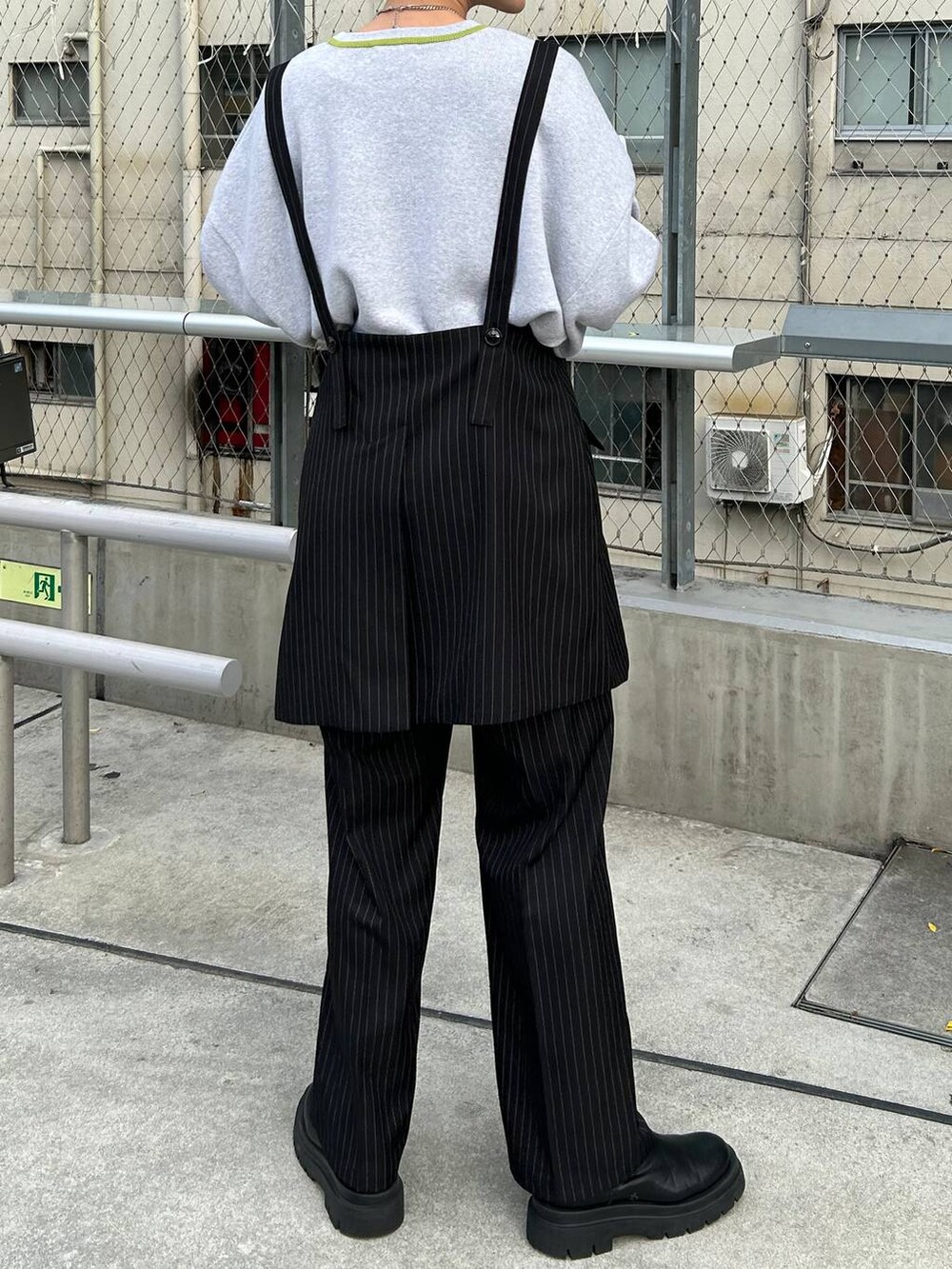 ブラック系のスラックス、ベージュ系のニット/セーターを着用したレディースの秋コーディネートの8枚目の写真