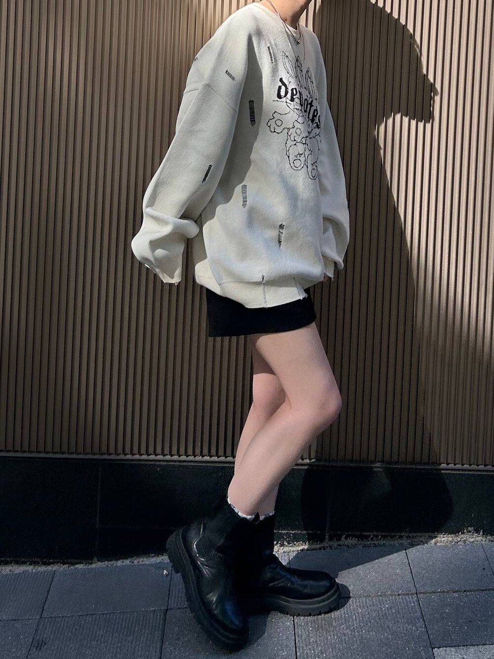 ホワイト系のニット/セーターを着用したレディースの秋コーディネートの9枚目の写真