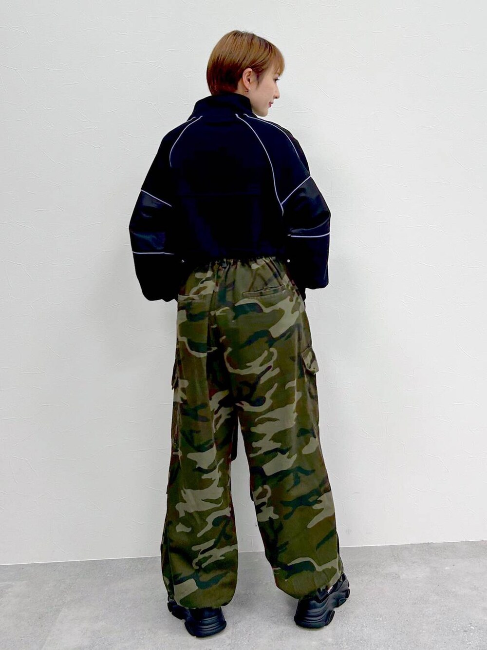 グリーン系のその他パンツ、ブラック系のスウェットを着用したレディースの冬コーディネートの6枚目の写真