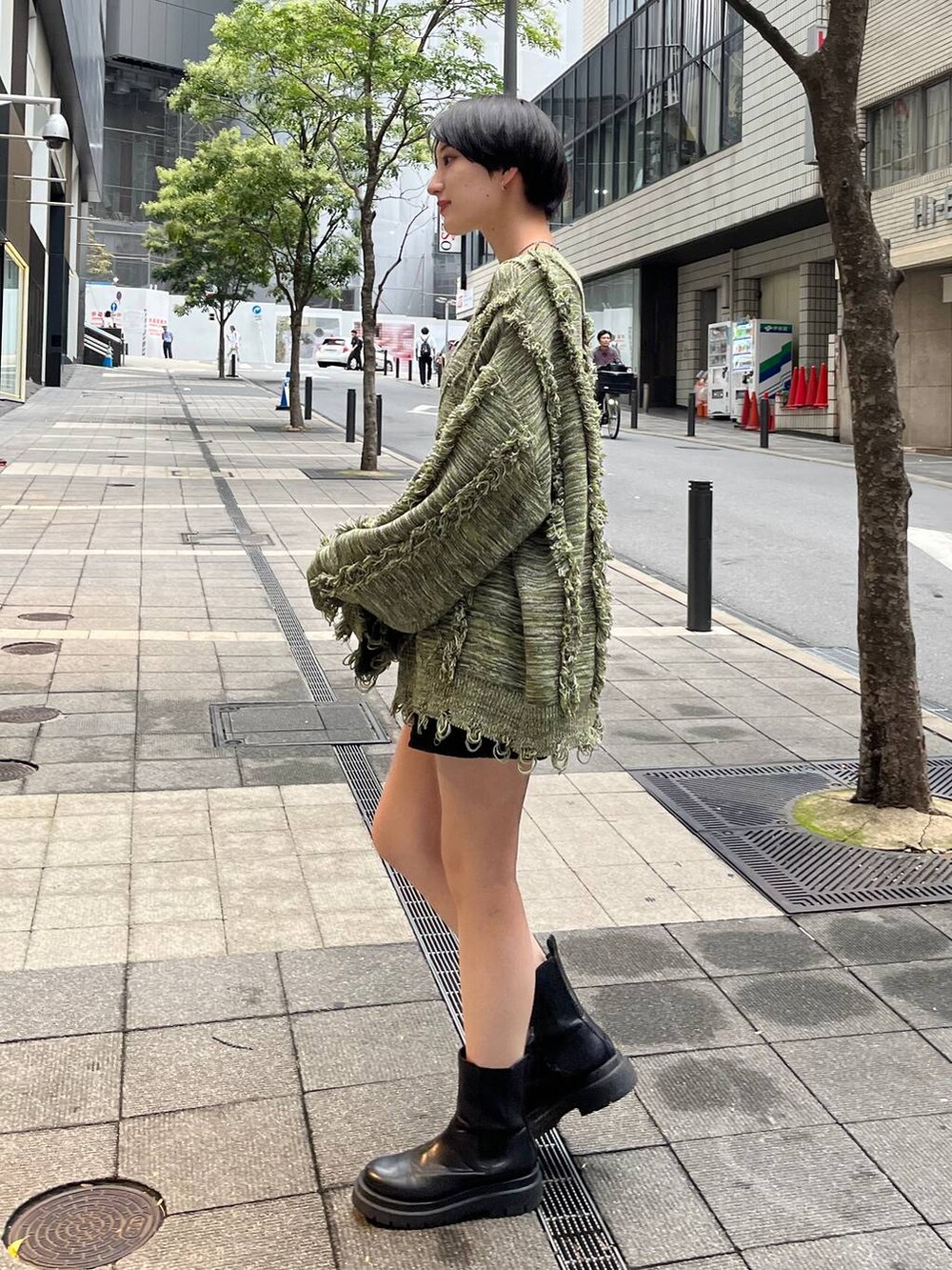 グリーン系のニット/セーターを着用したレディースの冬コーディネートの4枚目の写真