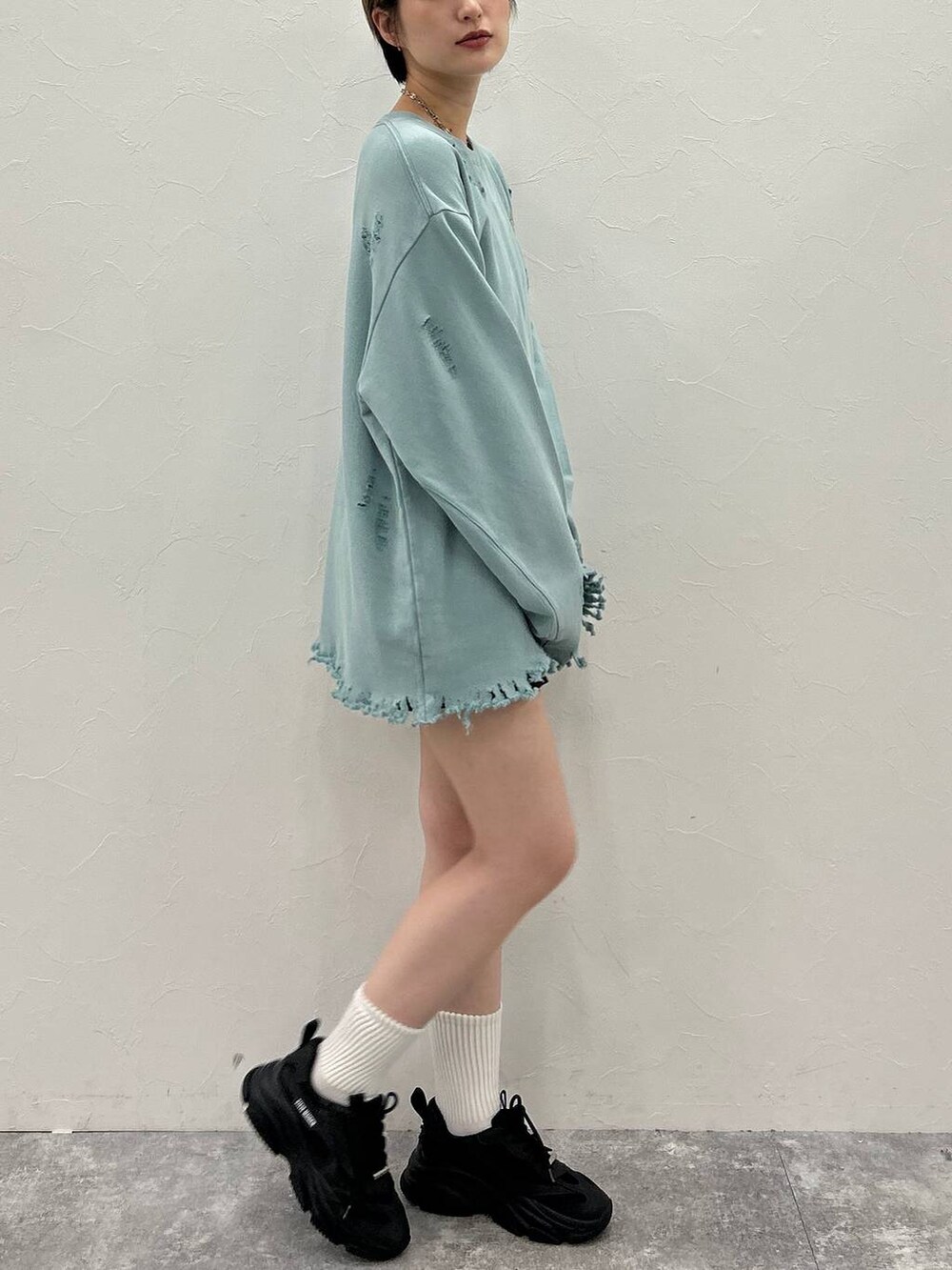 ブラック系のその他パンツ、グリーン系のスウェット、シルバー系のネックレスを着用したレディースの秋コーディネートの8枚目の写真