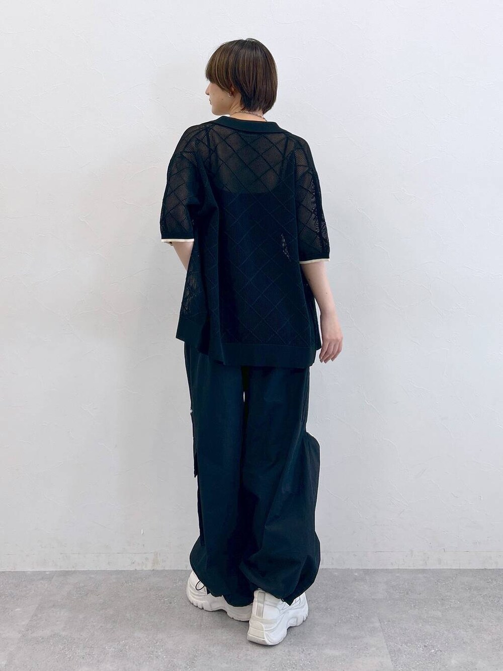 ブラック系のカーゴパンツ、ブラック系のシャツ/ブラウス、ブラック系のベルトを着用したレディースの夏コーディネートの7枚目の写真