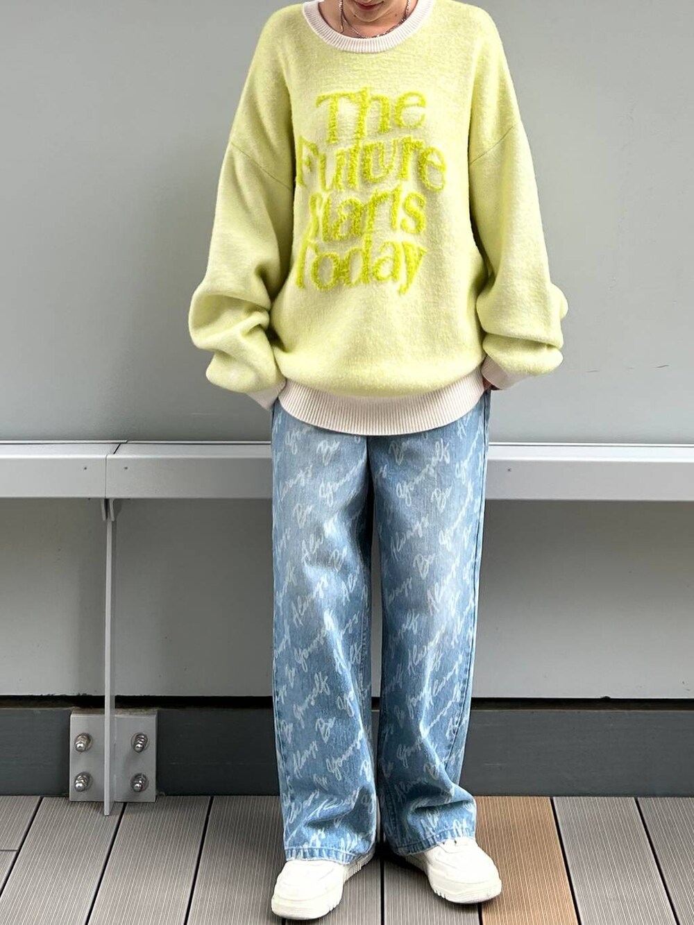 ブルー系のデニムパンツ、ホワイト系のニット/セーターを着用したレディースの冬コーディネートの2枚目の写真