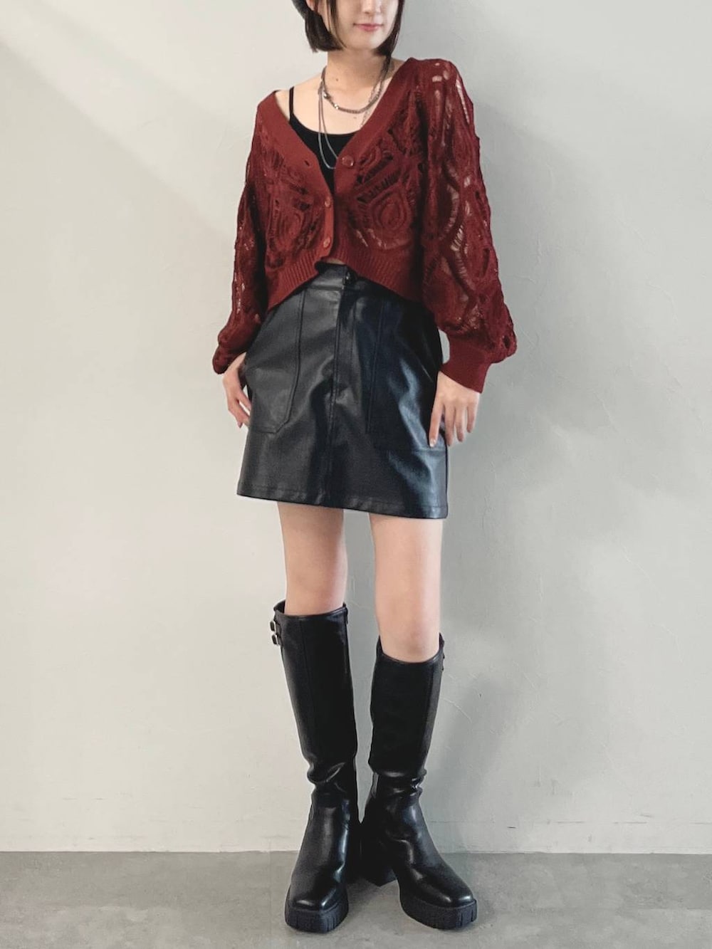 ブラック系のキャミソール、ピンク系のカーディガン/ボレロ、ブラック系のネックレスを着用したレディースの秋コーディネートの3枚目の写真