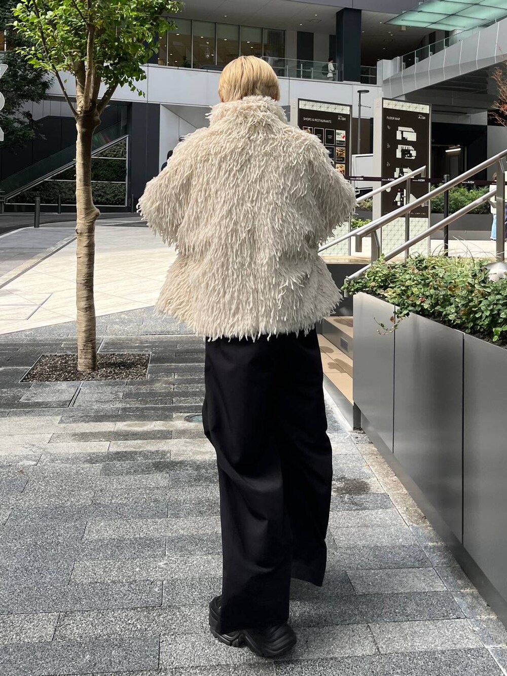 ブラック系のスニーカー、ブラック系のその他パンツ、ベージュ系のブルゾンを着用したレディースの秋コーディネートの7枚目の写真