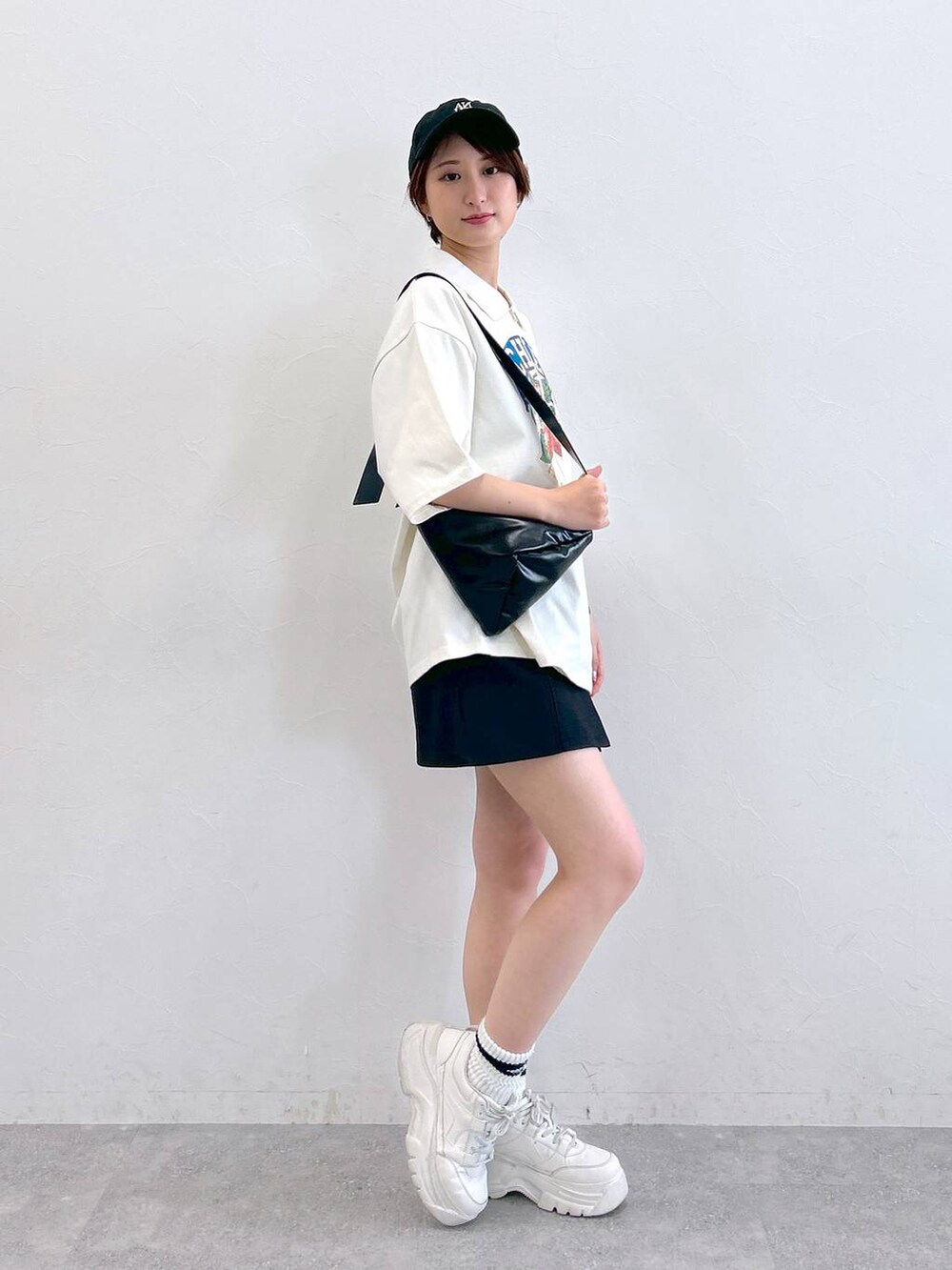 ホワイト系のTシャツ/カットソー、ブラック系のその他パンツ、ブラック系のショルダーバッグを着用したレディースの春コーディネートの3枚目の写真