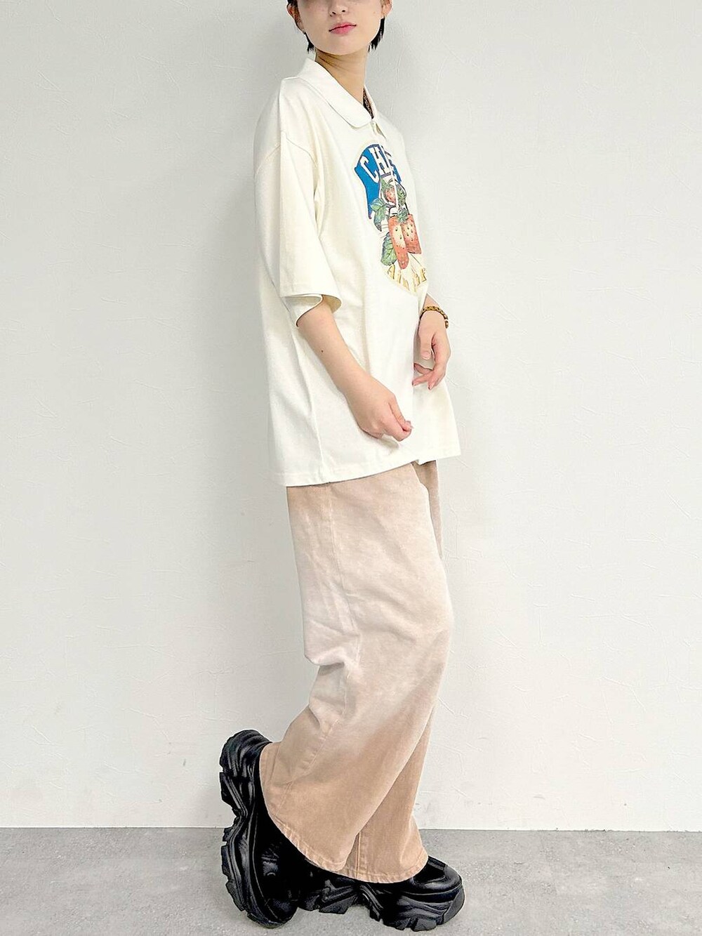 ピンク系のデニムパンツ、ブラック系のスニーカー、ホワイト系のTシャツ/カットソーを着用したレディースの夏コーディネートの6枚目の写真