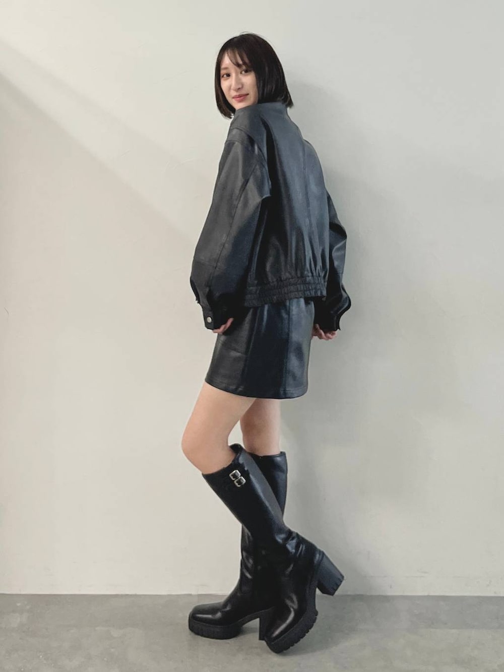 ブラック系のブルゾンを着用したレディースの秋コーディネートの6枚目の写真