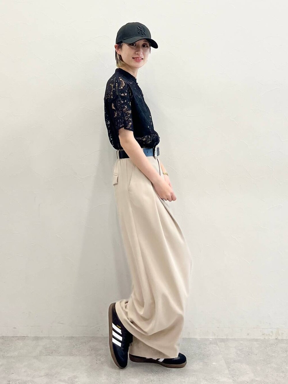 ブラック系のシャツ/ブラウス、ブラック系のスニーカー、ブラック系のキャミソールを着用したレディースの春コーディネートの5枚目の写真