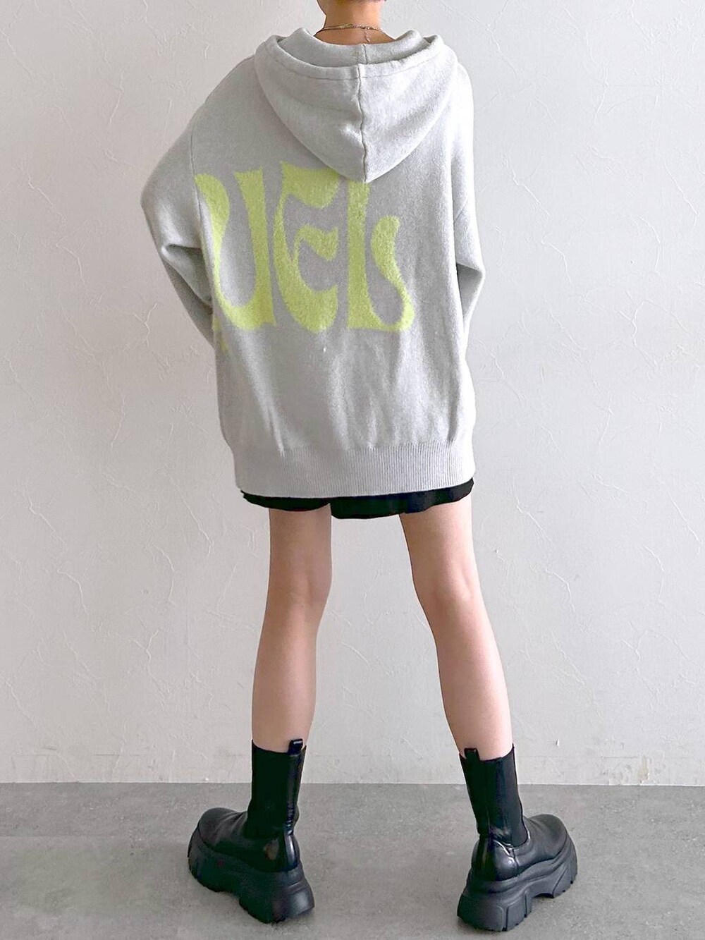 ブラック系のブーツ、ブラック系のその他パンツ、ベージュ系のニット/セーターを着用したレディースの冬コーディネートの9枚目の写真