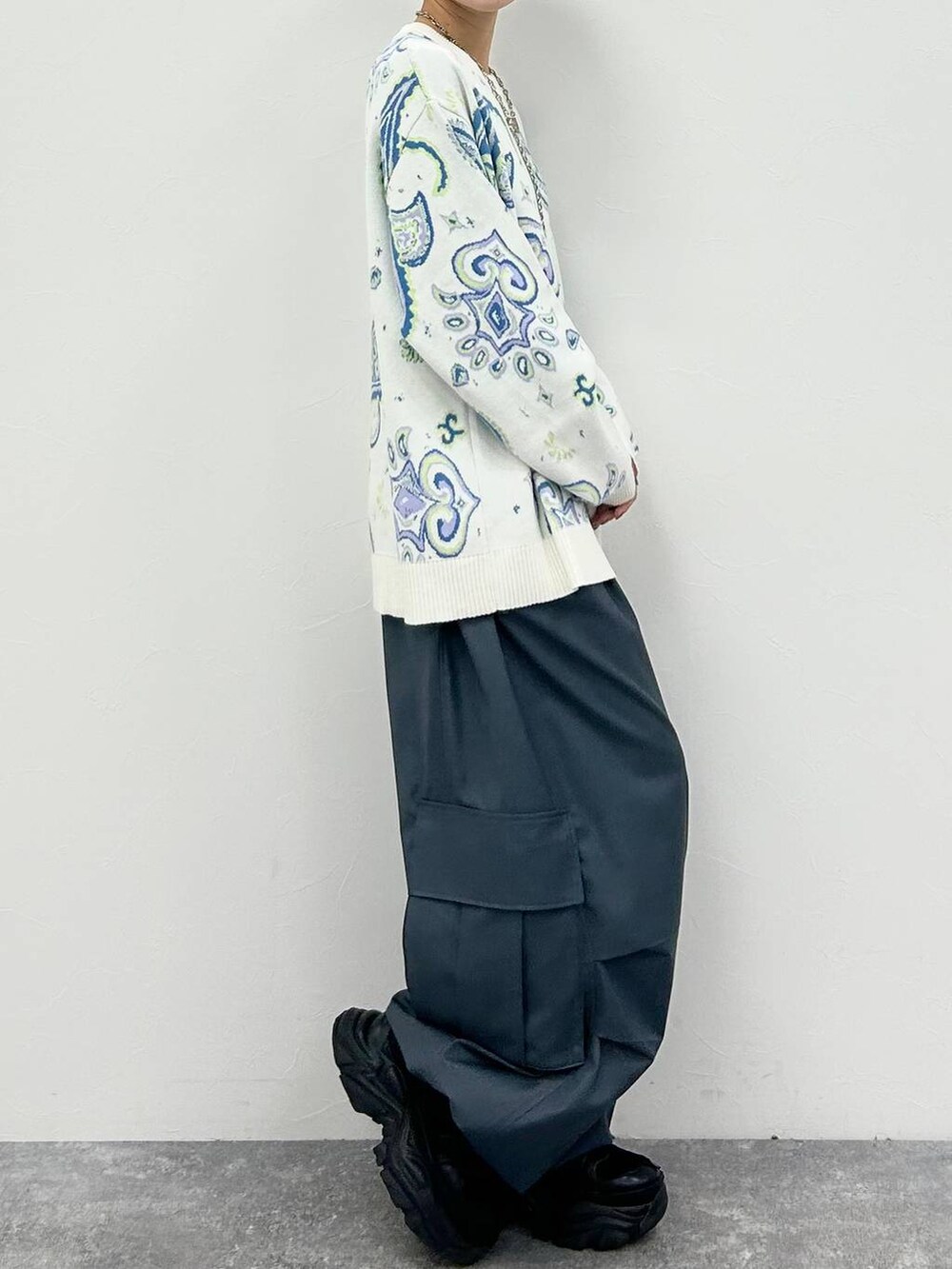 ブラック系のスニーカー、グレー系のカーゴパンツ、ホワイト系のTシャツ/カットソーを着用したレディースの冬コーディネートの6枚目の写真